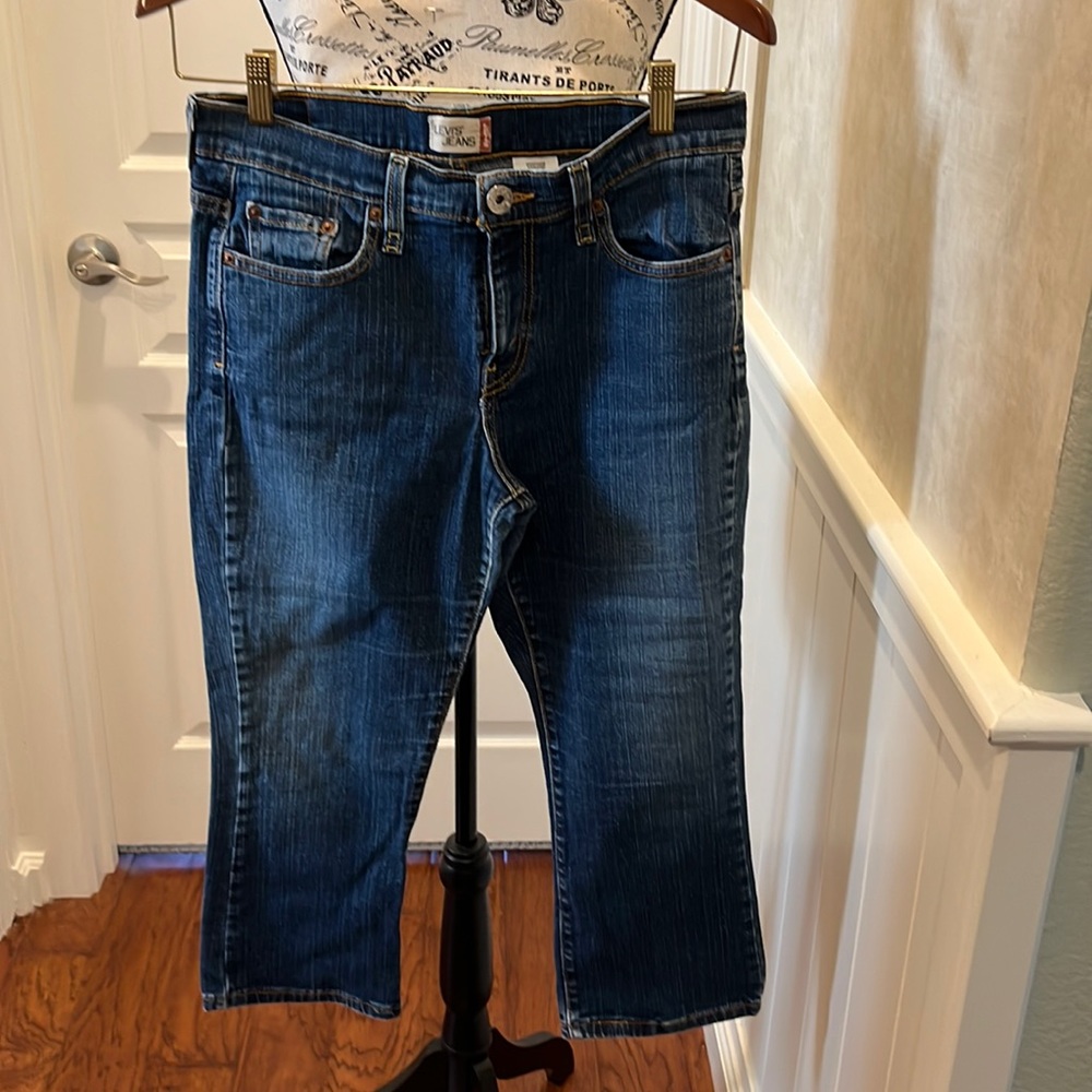 Levis capri size 4/6. Size says 4 they run big more like a 6.